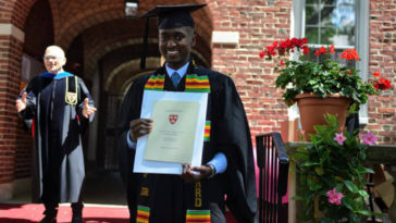 indigente entra en la Universidade de Harvard