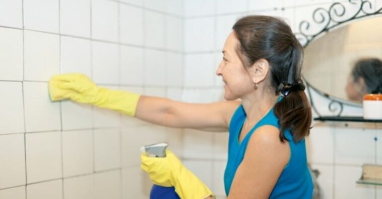 limpiar el jabón y el sarro que se queda pegado en los azulejos del baño