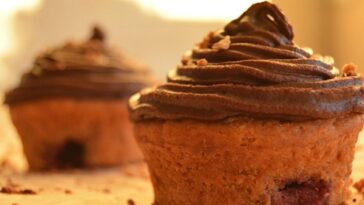 muffins veganos de arándanos y nueces con frosting de chocolate