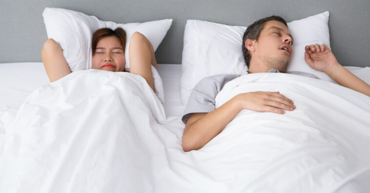 mujeres duermen 3 horas menos