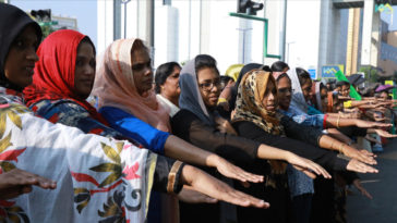 mujeres indias forman un muro humano