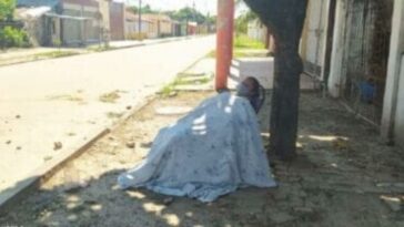 Abandonan a una mujer en la calle después de tener síntomas de la covid-19 en Bolivia