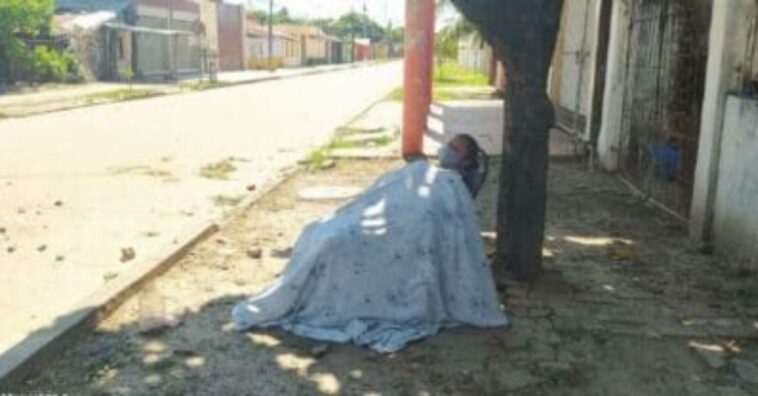 Abandonan a una mujer en la calle después de tener síntomas de la covid-19 en Bolivia