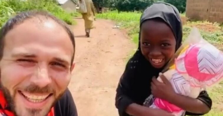 niña huérfana en Nigeria cuando recibe su primera muñeca