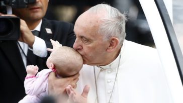 beso del Papa Francisco ha curado el tumor cerebral