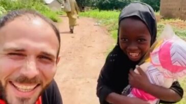 niña huérfana en Nigeria cuando recibe su primera muñeca