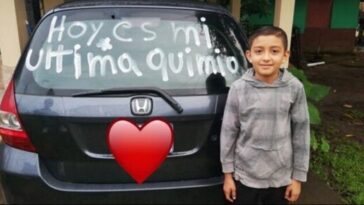 niño venció al cáncer y lo celebró con una frase en su coche para sentir apoyo