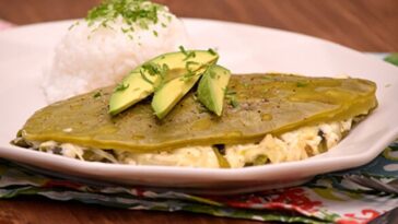 nopal relleno de rajas de poblano con elote