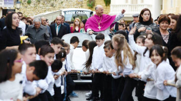 sacerdote pone a 50 niños a empujar su Porsche