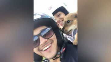 pareja en moto rescata a un perro que salió del monte