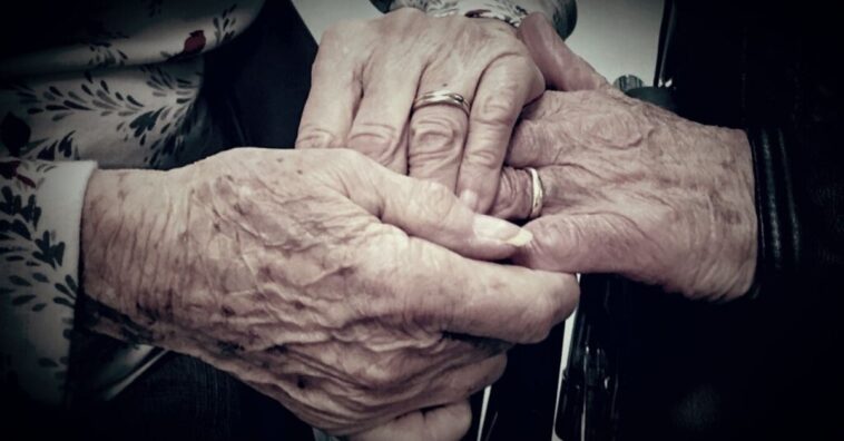 pareja separada por el coronavirus celebra su 67 aniversario desde la ventana del centro médico