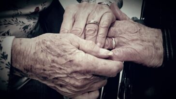 pareja separada por el coronavirus celebra su 67 aniversario desde la ventana del centro médico