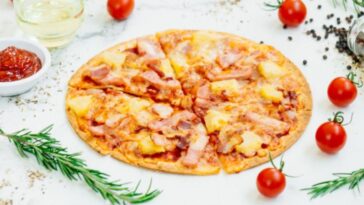 pizza hawaiana con masa casera