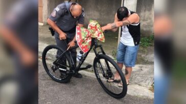 policía le dona una bicicleta a un repartidor de comida