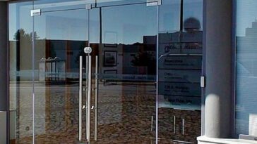 puerta de vidrio impide un robo en la tienda