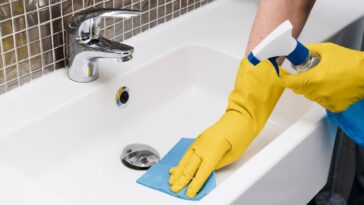 Trucos para limpiar el baño con materiales inusuales