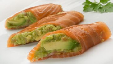 rollitos de salmón ahumado y aguacate