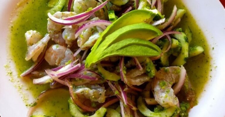 saludable receta de aguachile verde de camarón y chile serrano