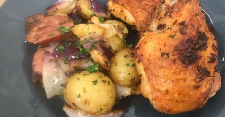 muslos de pollo con longaniza y papas al horno