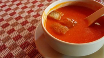 sopa de tomates con picatostes de queso asado