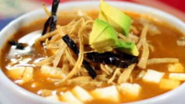 sopa de tortilla azteca tradicional mexicana