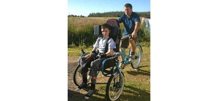 Marido adapta la bicicleta para pasear a su esposa que tiene Alzheimer
