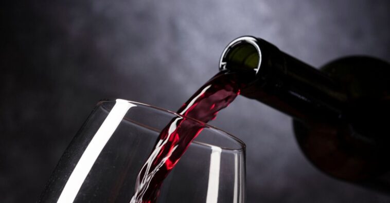 Beber vino puede prevenir la infección por coronavirus