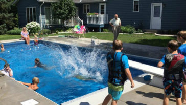 viudo construye una piscina para reunir a los vecinos