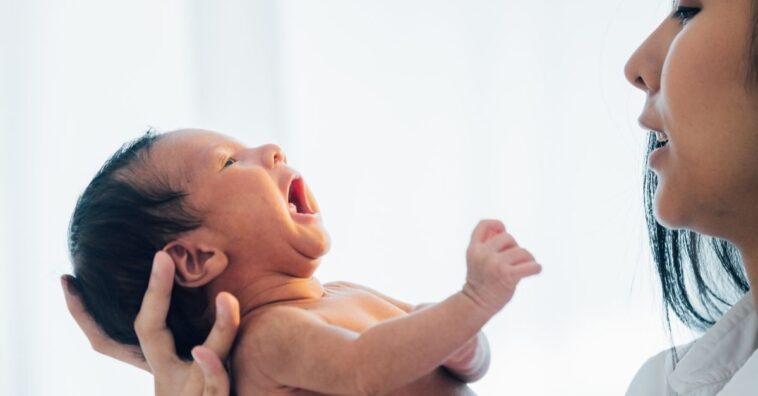 Vecina se queja del llanto del bebé y la madre responde